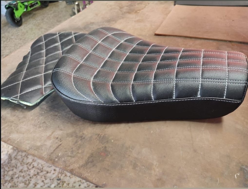 Asiento de moto acolchado en rombos con gel
