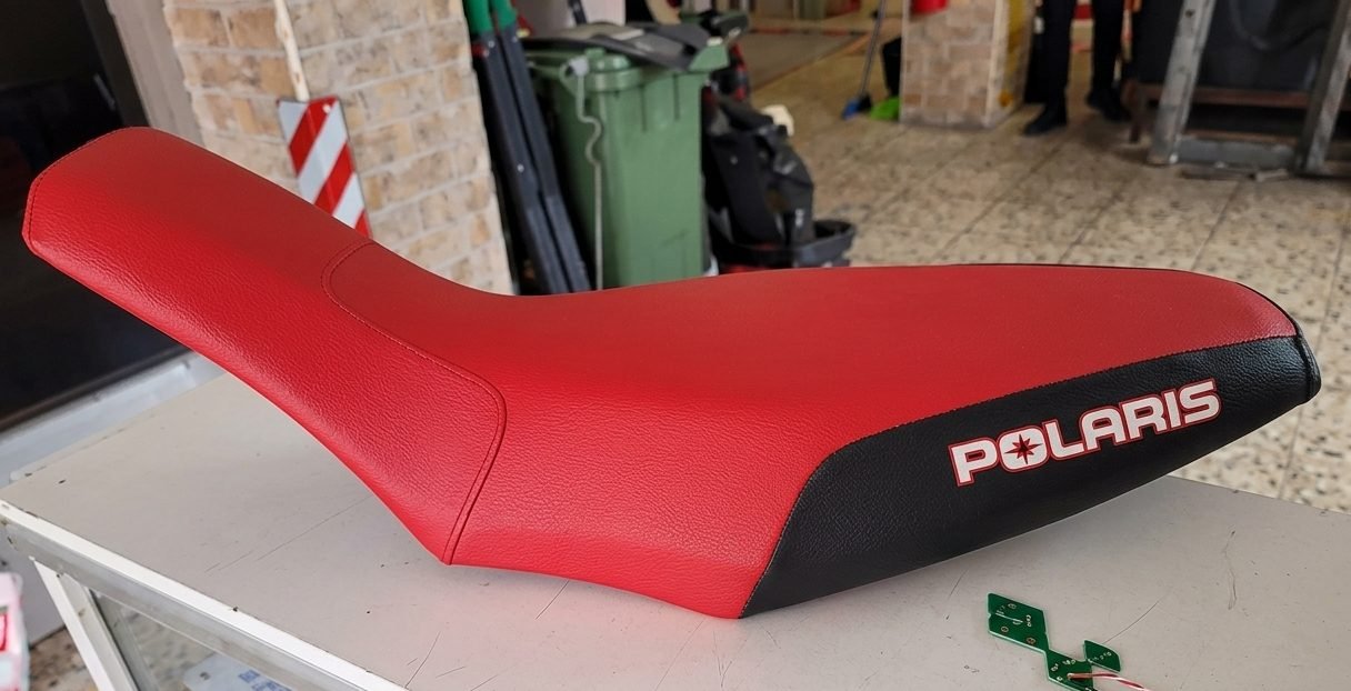 Asiento Polaris tapizado en rojo y negro