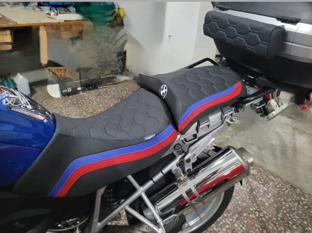 Asiento moto BMW GS tapizado con banda tricolor