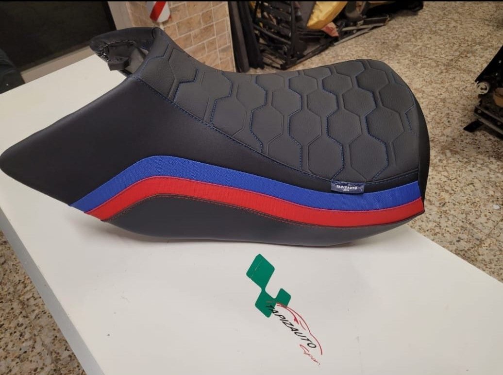 Asiento moto BMW tapizado vista completa