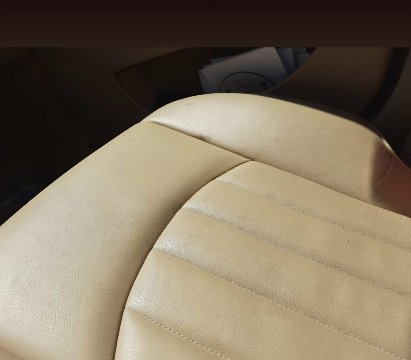 Tapizado de asiento en cuero beige