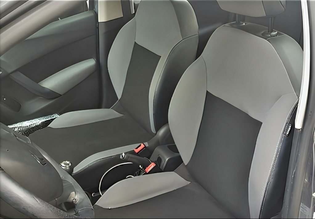 Asientos de coche bicolor gris y negro