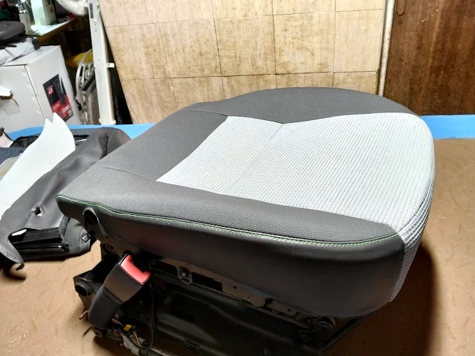 Asiento de coche en tela técnica gris y blanca
