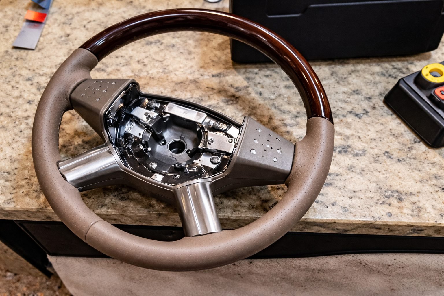 Volante restaurado en madera y cuero